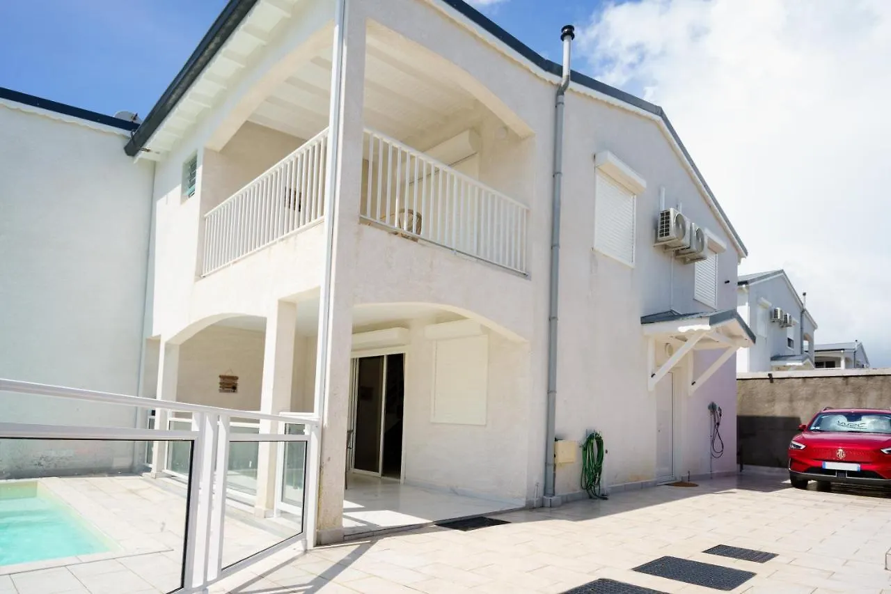 Villa Des Pentas - Chaleureuse Villa Moderne Avec Piscine Baie-Mahault